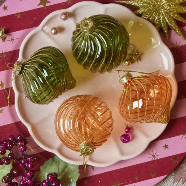 Set van 12 glazen kerstballen (�80 mm) met dennengroene en cognackleurige spiralen