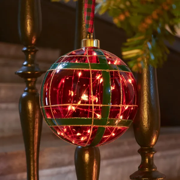 Batteridrevet lysoph�ng (D14 cm) R�d Tartan Kugle